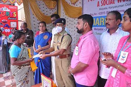 பெண்ணுக்கு நல உதவி வழங்குகிறாா் திருவனந்தபுரம் குற்றப்பிரிவு எஸ்பி ராஜேந்திரன்.