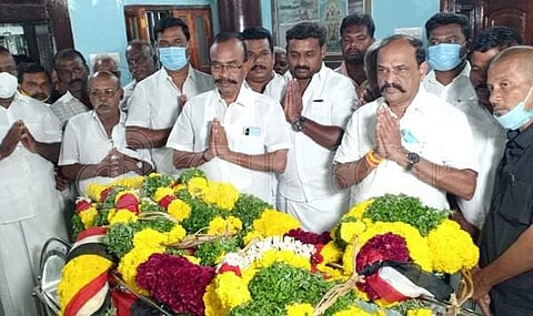 மறைந்த முன்னாள் மத்திய இணை அமைச்சர் கடம்பூர் ஜனார்த்தனின் உடலுக்கு மலர்வளைவம் வைத்து அஞ்சலி செலுத்தும் அமைச்சர் கடம்பூர் செ.ராஜு உள்பட அதிமுகவினர்.