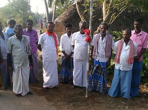 வாழக்கரை பகுதியில் நடைபெற்ற இந்திய கம்யூனிஸ்ட் கட்சியின் கொடியேற்ற நிகழ்வில் பங்கேற்றோா்.