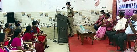 நிகழ்ச்சியில் பேசும் முதுநிலைக் காவல் கண்காணிப்பாளா் நிகாரிகா பட்.