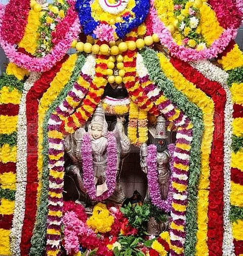 சனிப்பெயர்ச்சியையொட்டி சங்ககிரி சௌந்தரநாயகி உடனமர் சோமேஸ்வரர் கோவில் வளாகத்தில் உள்ள அருள்மிகு சந்தோஷ சனிபகவான் உடனமர் நீலாதேவி சுவாமிகளுக்கு வெள்ளிக்கவசம் சாத்தப்பட்டு செய்யப்பட்டிருந்த அலங்காரம்.