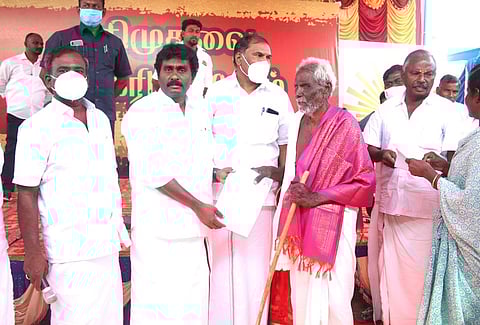 கொங்கணாபுரம் ஒன்றியத்துக்கு உள்பட்ட கோணசமுத்திரம் ஊராட்சிப் பகுதியில் நடைபெற்ற நிகழ்ச்சியில் பொதுமக்களிடம் மனுக்கள் வாங்கிய நாடாளுமன்ற உறுப்பினா் எஸ்.ஆா்.பாா்த்திபன்.