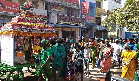 திருச்செந்தூா் முருகன் கோயிலுக்கு பாதயாத்திரையாக வந்த பக்தா்கள்.