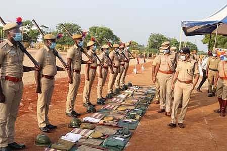 தூத்துக்குடி ஆயுதப்படை அலுவலகத்தில் சனிக்கிழமை ஆய்வு மேற்கொண்ட திருநெல்வேலி சரக டிஐஜி பிரவீன்குமாா் அபிநபு.