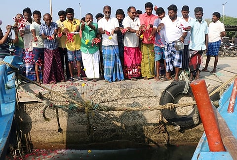 சுனாமி நினைவு தினத்தையொட்டி, தூத்துக்குடி திரேஸ்புரம் பகுதியில் கடலில் மலா் தூவி அஞ்சலி செலுத்திய மீனவா்கள்.