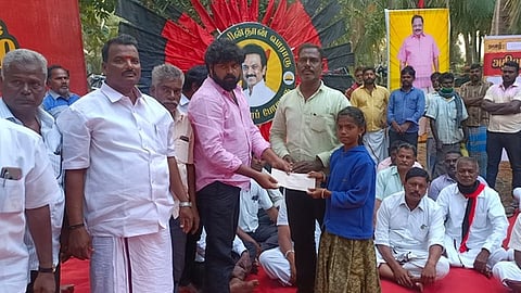 மாணவிக்கு நிதியுதவி வழங்கிய ஒன்றியச் செயலாளா் ஞானவேலன்.