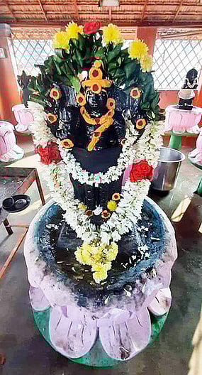 ஆம்பூா் ரெட்டித்தோப்பு ஆனந்தீஸ்வரி அம்மன் கோயிலில் சிறப்பு அலங்காரத்தில் சனி பகவான்.