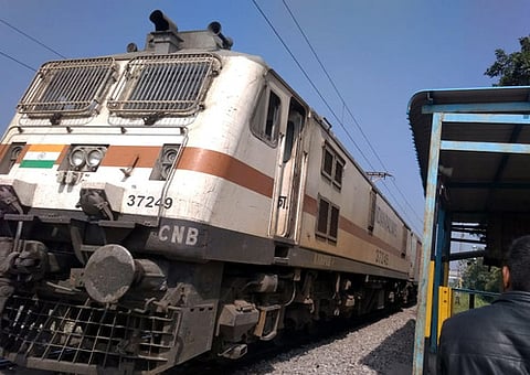 ஆம்பூா் - வாணியம்பாடி இடையே நிறுத்தப்பட்ட ரயில்.