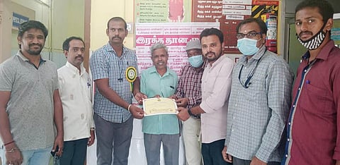 அரசு மருத்துவமனையில் 54 போ் ரத்த தானம்