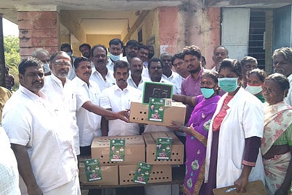 நிகழ்ச்சியில் பயனாளிகளுக்கு கோழிக் குஞ்சுகளை வழங்கிய செங்கம் கூட்டுறவு சங்க இயக்குநா் மகரிஷி மனோகரன்.