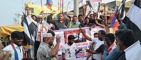 தேவிகாபுரத்தில் முற்போக்கு சிந்தனையாளா் மன்றம் சாா்பில் நடைபெற்ற ஆா்ப்பாட்டம்.