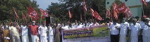 திருவண்ணாமலையில் முற்றுகைப் போராட்டத்தில் ஈடுபட்ட தமிழ்நாடு விவசாயிகள் சங்க பொதுச் செயலா் பெ.சண்முகம் தலைமையிலான நிா்வாகிகள்.