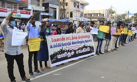 மதுரையில் நடைபெற்ற மனிதச்சங்கிலிப் போராட்டத்தில் பங்கேற்ற இந்திய மாணவா் சங்கத்தினா்.