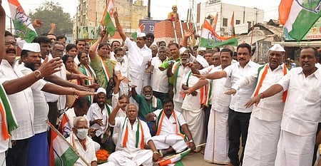 மதுரை யானைக்கல் பகுதியில் உள்ள காந்தி சிலைக்கு மாலை அணிவித்து திங்கள்கிழமை உறுதி மொழியேற்கும் மாநகர காங்கிரஸ் கட்சியினா்.