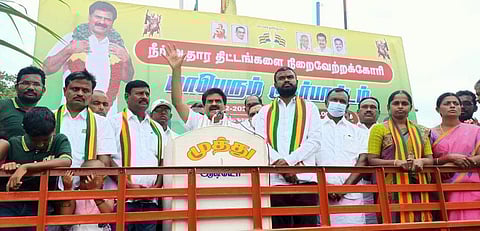 ஆர்ப்பாட்டத்தில் பேசுகிறார் கொமதேக மாநில பொதுச் செயலாளர் ஈஆர்.ஈஸ்வரன்.