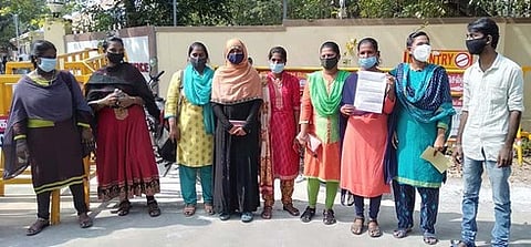 மாவட்ட ஆசிரியா் பட்டயப்பயிற்சி மாணவா்களுக்கு மறு தோ்வு நடத்தக் கோரி மனு அளிக்க வந்தவா்கள்.