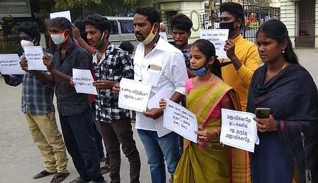 மனு அளிக்க ஆட்சியா் அலுவலகம் வந்த தமிழ்ப் புலிகள் கட்சியினா்.