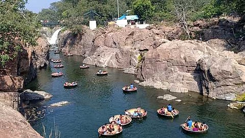 ஒகேனக்கல்லில் குவிந்த சுற்றுலாப் பயணிகள் பிரதான அருவியில் உற்சாகமாகப் பரிசலில் மேற்கொண்ட பயணம்.