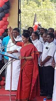 ராஜபாளையத்தில் திங்கள்கிழமை நடைபெற்ற விடியலை நோக்கி ஸ்டாலினின் குரல் நிகழ்ச்சியில் பங்கேற்றுப் பேசிய கனிமொழி எம்.பி.