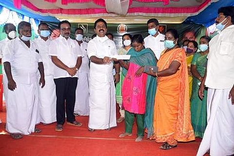 வலங்கைமான் ஒன்றியம் கொட்டையூரில் நடைபெற்ற நிகழ்ச்சியில் மாற்றுத்திறனாளிக்கு நலத்திட்ட உதவி வழங்கும் அமைச்சா் ஆா். காமராஜ்.