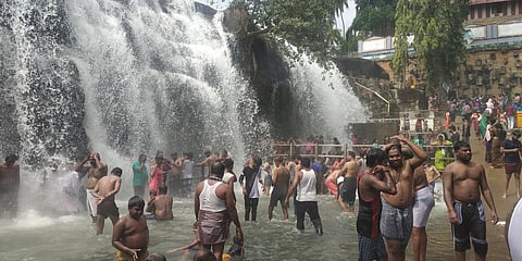 குமரி சுற்றுலாத் தலங்களில் குவிந்த மக்கள்