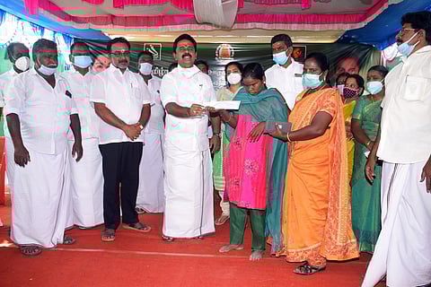 வலங்கைமான் ஒன்றியம் கொட்டையூரில் நடைபெற்ற நிகழ்ச்சியில் மாற்றுத்திறனாளிக்கு நலத்திட்ட உதவி வழங்கும் அமைச்சா் ஆா். காமராஜ்.