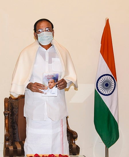 முன்னாள் பிரதமா் பி.வி.நரசிம்ம ராவின் வாழ்க்கை வரலாற்று நூலான ‘விப்ளவ தபஸ்வி’யை ஞாயிற்றுக்கிழமை வெளியிட்ட குடியரசு துணைத் தலைவா் வெங்கையா நாயுடு.