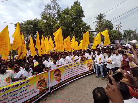 திருச்சி ஆட்சியர் அலுவலகம் முன்பு முற்றுகை போராட்டத்தில் ஈடுபட்டவர்கள்.