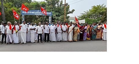 திருவாரூா் வட்டாட்சியா் அலுவலகம் முன் நடைபெற்ற ஆா்ப்பாட்டத்தில் பங்கேற்றோா்.