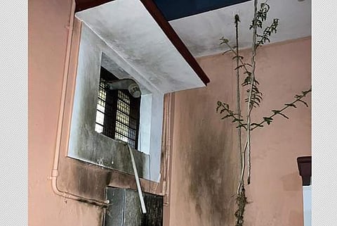 பெட்ரோல் குண்டு வீசியதில் சேதமான ஆசிரியர் வீடு.