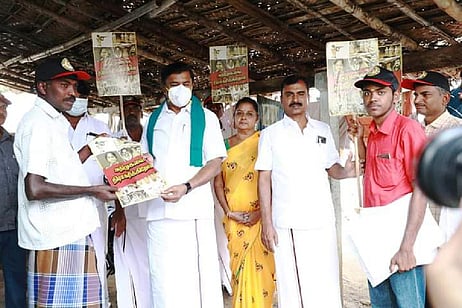 வெள்ளக்கோவிலில் திமுகவினா் வீடுவீடாக பிரசாரம்