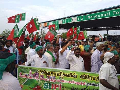 நான்குனேரி சுங்கச்சாவடியில் முற்றுகைப் போராட்டம்