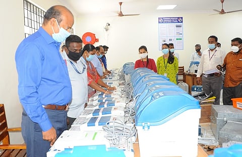 மாதிரி வாக்குப்பதிவுப் பணிகளை ஆய்வு செய்த வேலூா் மாவட்ட ஆட்சியா் அ.சண்முகசுந்தரம்.