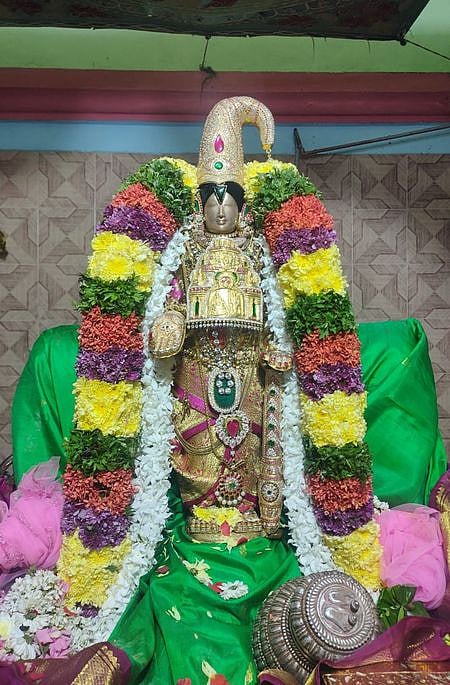 கிளி சாய்வு கொண்டை அலங்காரத்தில் சௌந்தரராஜப் பெருமாள்