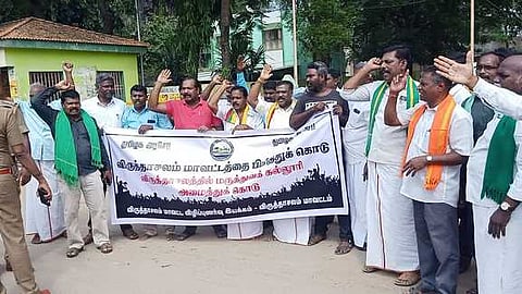 விருத்தாசலத்தில் திங்கள்கிழமை ஆா்ப்பாட்டத்தில் ஈடுபட்ட விழிப்புணா்வு இயக்கத்தினா்.