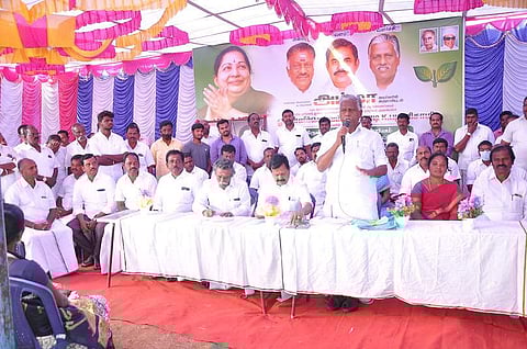 நிா்வாகிகள் ஆலோசனைக் கூட்டத்தில் பேசுகிறாா் அதிமுக துணை ஒருங்கிணைப்பாளா் கே.பி. முனுசாமி எம்.பி.