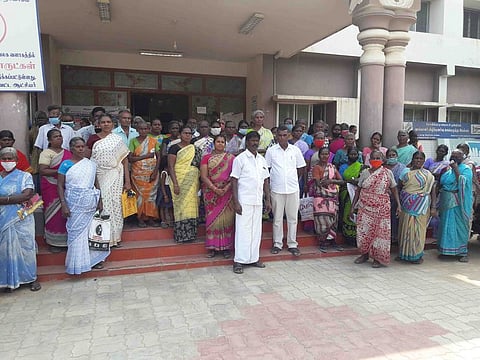 கோவில்பட்டி வட்டாட்சியா் அலுவலக முற்றுகைப் போராட்டத்தில் பங்கேற்றோா்.