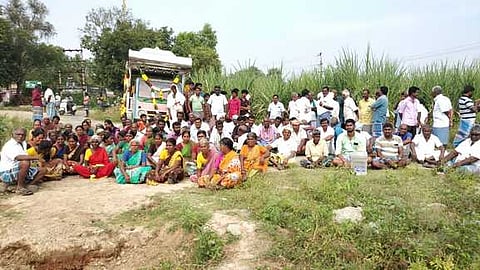 மாரம்பட்டியில் மயானப் பாதை வசதி கோரி சடலத்துடன் மறியலில் ஈடுபட்ட பொதுமக்கள்.