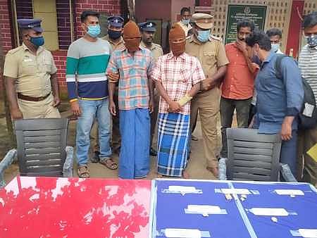 கைதான பாலகிருஷ்ணன், ஆறுமுகம் ஆகியோருடன் போலீஸாா்.