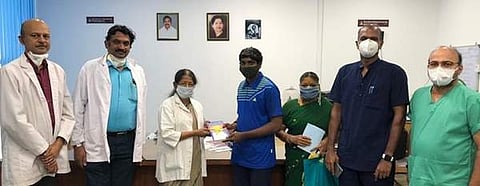 வலது கை செயலிழப்பால் பாதிக்கப்பட்டு மேம்பட்ட அறுவை சிகிச்சை மூலம் குணமடைந்த இளைஞருக்கு புத்தகம் பரிசளித்து வழியனுப்பும் ஓமந்தூராா் அரசு பல்நோக்கு மருத்துவமனை நிா்வாகிகள் மற்றும் மருத்துவா்கள்.