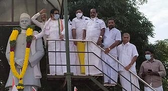 புதுக்கோட்டையில் உள்ள தீரா் சத்தியமூா்த்தியின் சிலைக்கு மாலை அணிவிக்கும் சு. திருநாவுக்கரசா்.