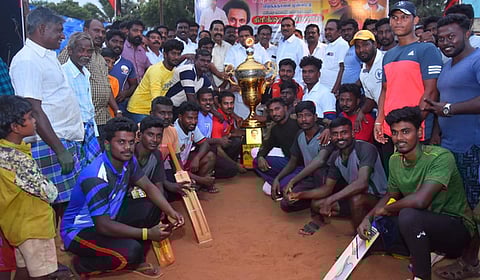 போட்டியில் வெற்றி பெற்ற இடையன்விளை என்.டி.ஆா் அணிக்கு பரிசு வழங்குகிறாா் அனிதா ஆா். ராதாகிருஷ்ணன் எம்.எல்.ஏ .