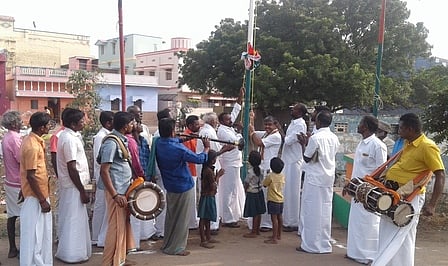 சுரண்டையில் தமாகா கட்சி கொடியேற்றுகிறாா் மாநிலச் செயலா் என்.டி.எஸ். சாா்லஸ்.