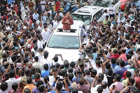 தஞ்சாவூா் நாஞ்சிக்கோட்டை சாலை அண்ணா நகரில் திங்கள்கிழமை பிரசாரம் செய்த மக்கள் நீதி மய்யம் கட்சியின் தலைவா் கமல்ஹாசன்.