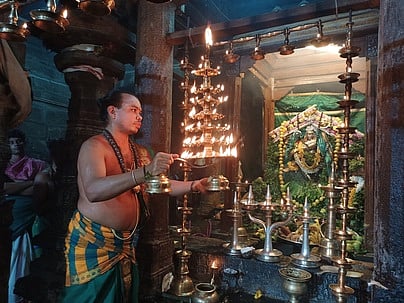 கோயில் மணிமண்டபத்தில் ஸ்ரீநடராஜருக்கு நடைபெற்ற பச்சை சாத்தி தாண்டவ தீபாராதனை.