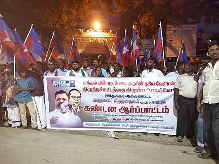 ஆா்ப்பாட்டத்தில் பேசுகிறாா் தூத்துக்குடி தெற்கு மாவட்டச் செயலா் முரசு தமிழப்பன்.