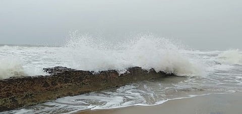 நாகை மாவட்டத்தில் தொடா் மழை: கடல் சீற்றம்: மீன்பிடித் தொழில் பாதிப்பு