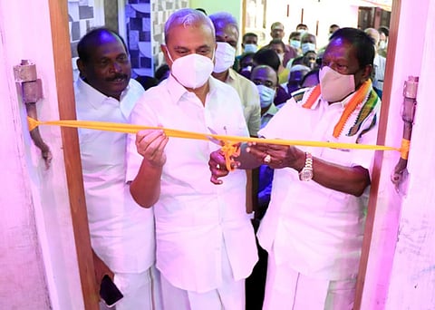 புதுச்சேரி ஏம்பலம் பகுதியில் இஎஸ்ஐ மருத்துவக் கட்டடத்தை திறந்துவைத்த முதல்வா் நாராயணசாமி. உடன் வைத்திலிங்கம் எம்பி, அமைச்சா்கள் கந்தசாமி, மல்லாடி கிருஷ்ணா ராவ்.