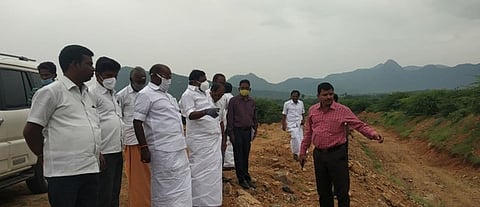 58 கிராம கால்வாயில் தூா்வாரும் பணிகளை புதன்கிழமை ஆய்வு செய்த உசிலம்பட்டி சட்டப்பேரவை உறுப்பினா் பா.நீதிபதி மற்றும் அரசு அதிகாரிகள்.