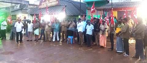 காரைக்குடியில் ரயில்வே போலீஸாரைக் கண்டித்து புதன்கிழமை ஆா்ப்பாட்டம் நடத்திய சிஐடியு ஆட்டோ தொழிலா ளா்கள் சங்கத்தினா்.